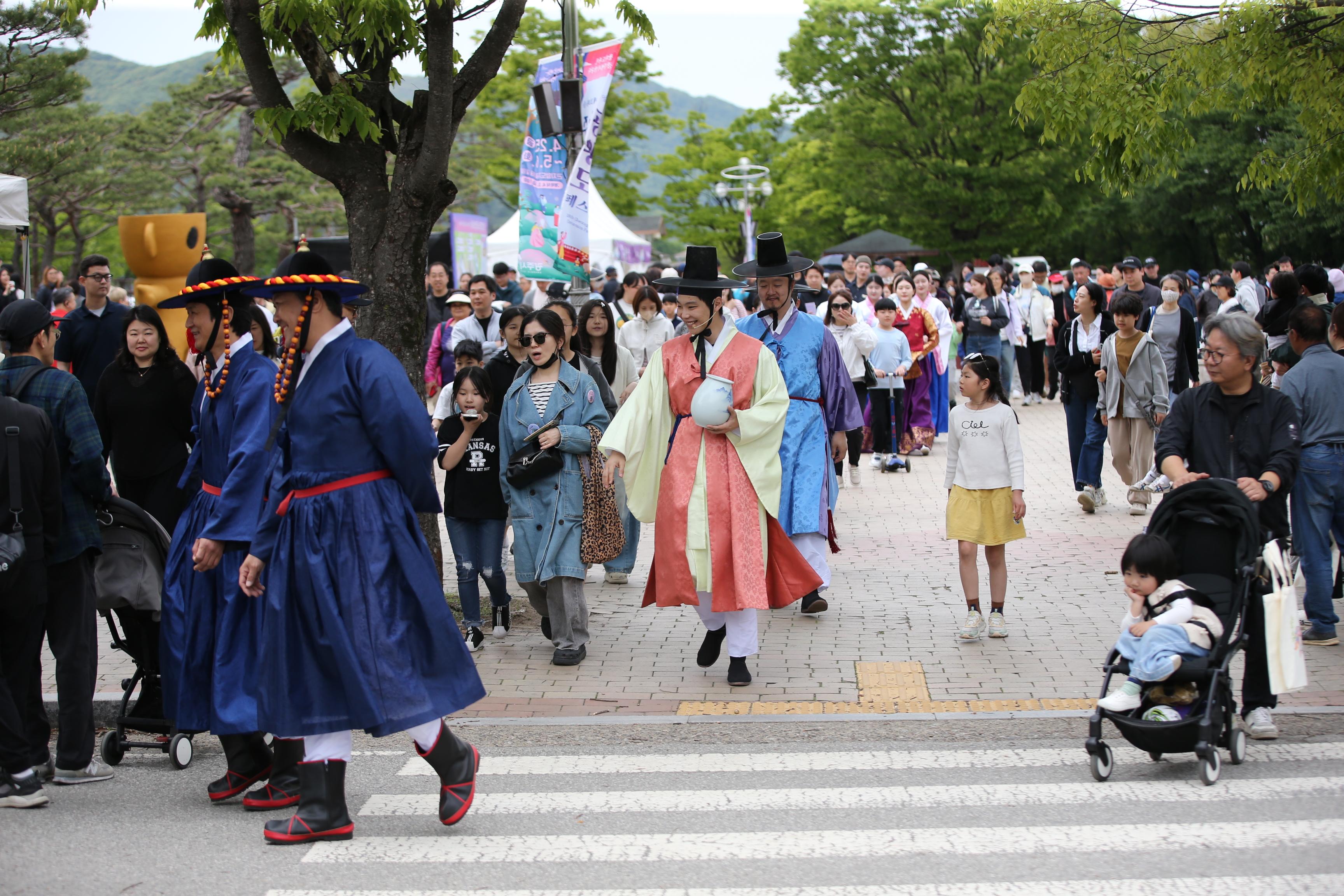 제28회 광주왕실도자페스티벌 거리에 나온 진상퍼레이드